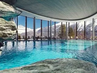 На изображении может находиться бассейн вода здание курорт отель бассейн городской город город мегаполис и крыльцо