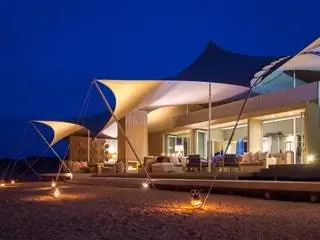 Изображение может содержать палатку и навес