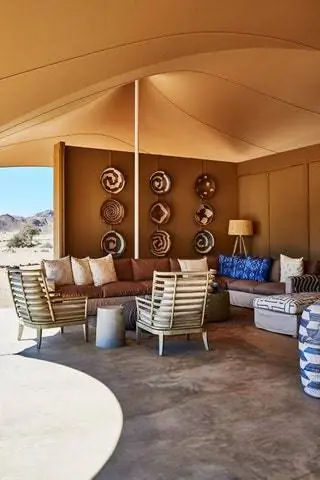 Это изображение может содержать Гостиная Комната В помещении Мебель Стол Диван Дизайн интерьера Жилье Здание и Ковер