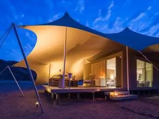 Это изображение может содержать фанеру для палатки и патио.