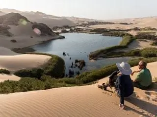 На изображении может находиться почва на улице человек песок природа дюна одежда одежда и головной убор