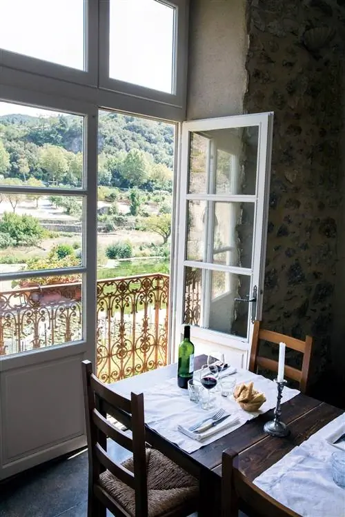 На изображении может находиться мебель стул балкон и стол