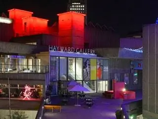 На изображении может находиться освещение здание человек человек архитектура город город город городской и мегаполис