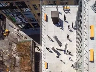 На изображении может находиться человек пейзаж на улице природа пейзаж офисное здание животное птица и перила