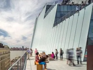 На изображении может находиться человек транспорт транспортное средство лодка офисное здание город город мегаполис и город