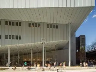 Это изображение может содержать Архитектура здания конференц-центра Человек Офисное здание Ангар и городской пейзаж