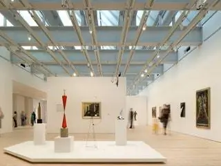 На изображении может находиться художественная галерея человека и пол