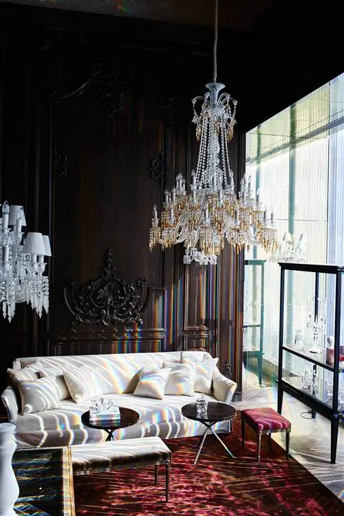 На изображении может находиться лампа люстра мебель для дивана гостиная в помещении комната и ковер