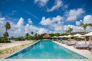 На изображении может находиться здание курортного отеля Summer Pool Water and Tropical