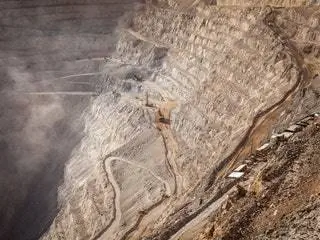 На изображении может находиться горнодобывающая промышленность Почва и на улице