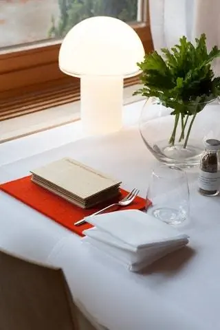 На изображении может находиться книжная мебель, стол и стекло