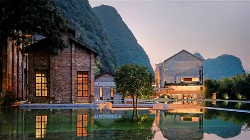 Внутри китайского отеля Alila Yangshuo, наполненного произведениями искусства