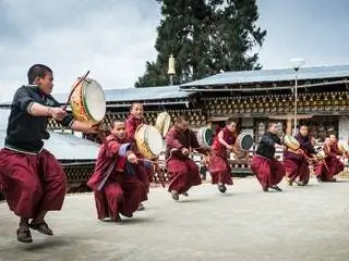 На этом изображении может находиться человек Фестиваль толпы Музыкальный инструмент Музыкант и монах