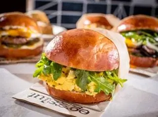 Завтрак в ресторане Eggslut в интерьере лас-вегаса