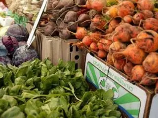 Это изображение может содержать продукты растительного происхождения и репу.