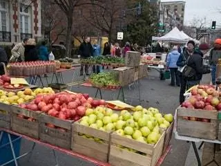 На изображении может находиться человек, растение, рынок, еда, фрукты, свет и светофор