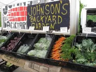 На изображении может находиться растительный рынок, еда, овощной продуктовый магазин, магазин, транспорт, транспорт, грузовик и морковь.
