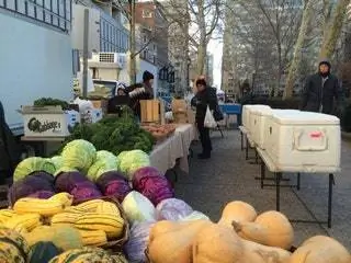 Это изображение может содержать Растение Человек Банан Фрукты Продукты питания Овощной рынок и Сквош