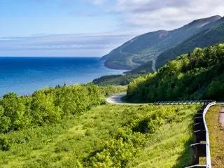 На изображении может находиться природа на улице пейзаж склона сельская местность и горы