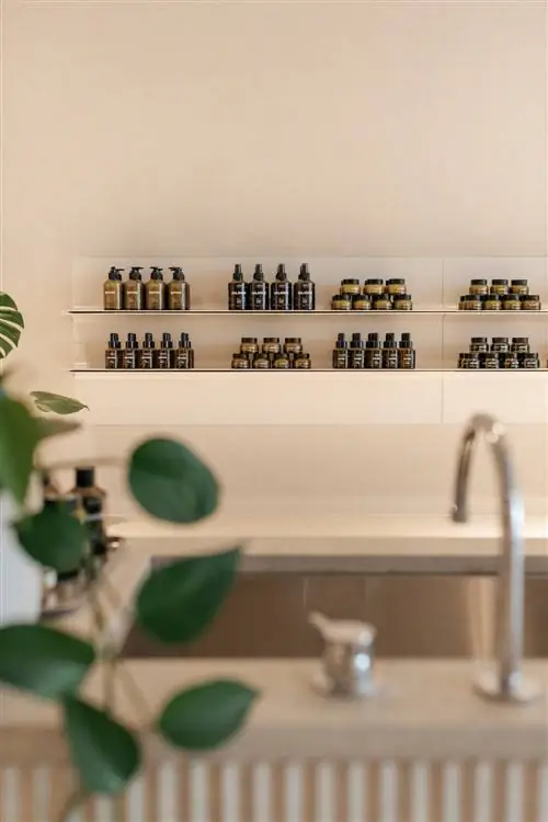 Продукты Adytum Spa на полке. растение. листья