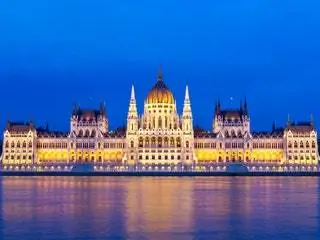 На изображении может находиться здание парламента архитектура башня город город город шпиль шпиль и центр города