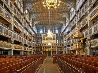 Изображение может содержать здание прохода в помещении и архитектуру
