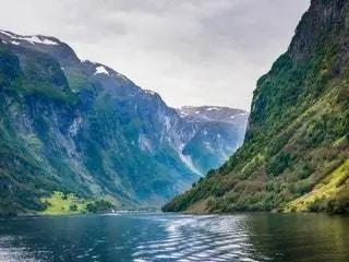 На изображении может находиться природа гора на улице горный хребет водный пейзаж мыс скалистый пик пейзаж и озеро