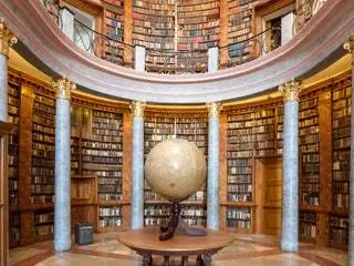 На изображении может находиться библиотека в помещении, книжная мебель, книжный шкаф и полка