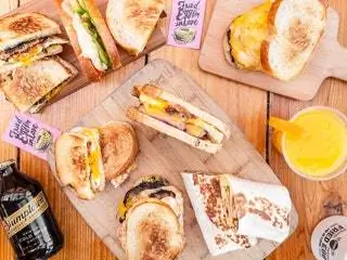 Соединенные Штаты. Орегон Портлендский продовольственный фургон Pioneer Courthouse Square Food Cart Lot