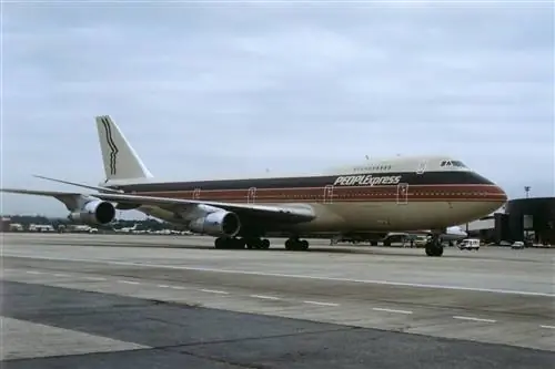 Пассажирский авиалайнер Boeing 747 People Express на летном поле в лондонском аэропорту Гатвик.