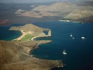 На изображении может находиться на улице Природа Земля Океан Вода Море Береговая линия Транспорт Лодка Побережье и полуостров