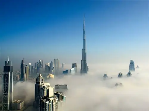 На этом изображении может находиться Природа Городской Город Здания Высотный Город Туман Дым Метрополис и Смог