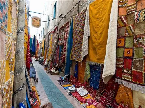 Изображение может содержать Market Bazaar Shop Одежда и одежда
