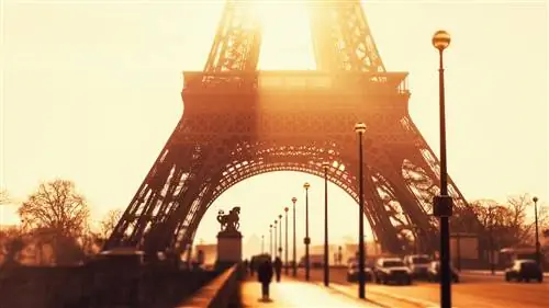 Почему мы все еще посещаем Париж