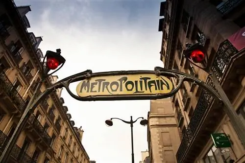 Изображение может содержать фонарный столб и свет