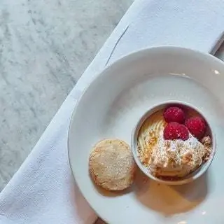 десерт. выпечка. малина. печенье. крем