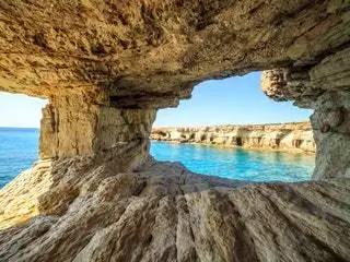 На изображении может находиться природа пещера береговая линия вода на открытом воздухе океан море побережье и бухта