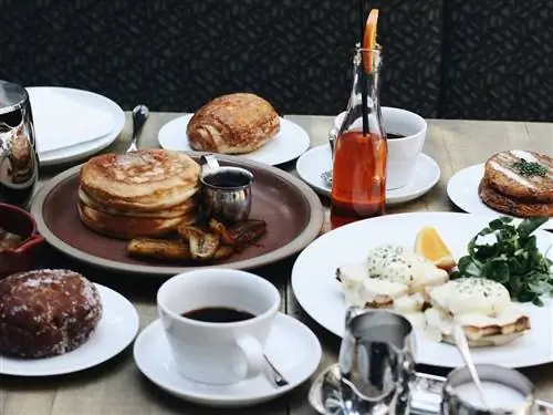 Это изображение может содержать Блюдце Керамика Еда Хлеб Бургер Кофейная Чашка Чашка Блюдо и Еда