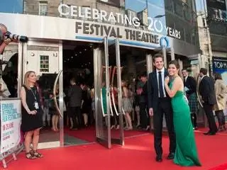 Это изображение может содержать Ryan Piers Williams America Ferrera Human Person Fashion Premiere and Red Carpet