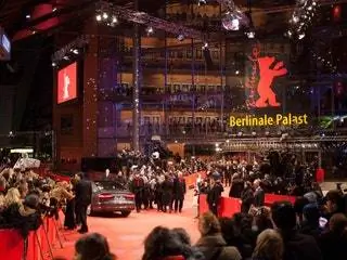 Это изображение может содержать Человек Премьера на красной дорожке Премьера на красной дорожке Мода и Толпа