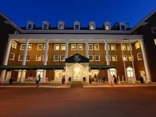На изображении может находиться город город город город центр города здание человек архитектура и отель