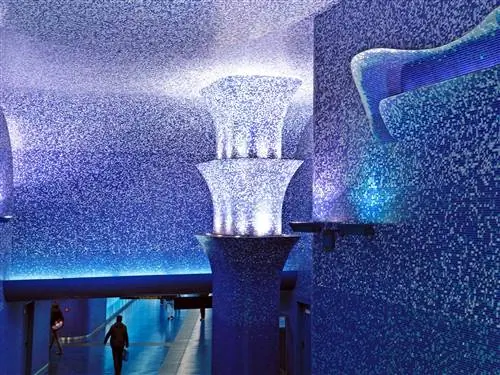 Это изображение может содержать человека, человека, освещение, архитектуру, здание, перила, перила, пол и пол.