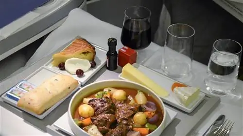 Шеф-повар Даниэль Булуд в своем меню Air France-и пьет на высоте 38 000 футов