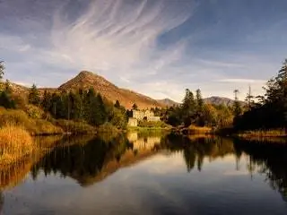 Это изображение может содержать Природа На открытом воздухе Вода Озеро Растение Ель и Пихта