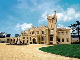 На изображении может находиться здание, замок, архитектура, завод, трава, колледж и жилой дом.