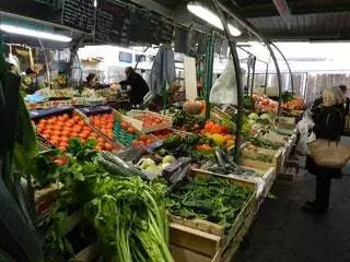На изображении может находиться продуктовый магазин, рынок, супермаркет, супермаркет и растение.