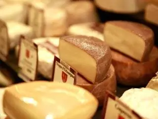 На этом изображении может находиться Еда Хлеб Кондитерские изделия Сладости Бри и Яйцо