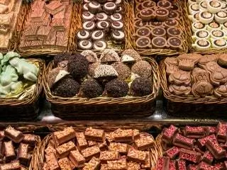 На изображении может находиться кондитерские изделия еда сладости десерт шоколадная помадка мороженое крем крем пекарня и магазин