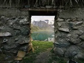 На изображении может находиться Slate Building Bunker Wall Природа На улице и Каменная плита