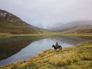На изображении может находиться животное млекопитающее лошадь природа на открытом воздухе горный хребет гора человек мыс и плато